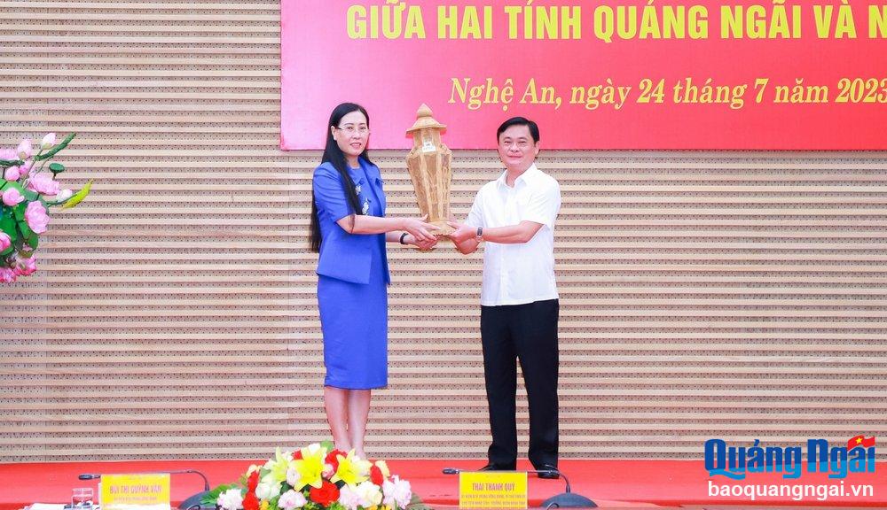 Lãnh đạo tỉnh Quảng Ngãi tặng quà lưu niệm cho lãnh đạo tỉnh Nghệ An.