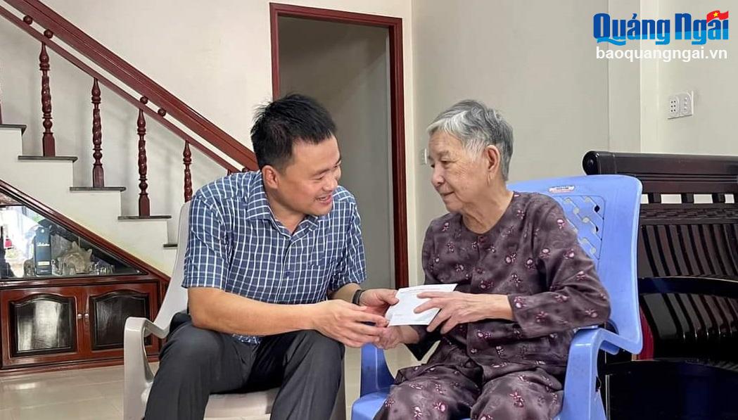 Chủ tịch UBND TP.Quảng Ngãi Trà Thanh Danh thăm Mẹ Việt Nam Anh hùng Hồ Thị Huề, ở phường Nghĩa Chánh.