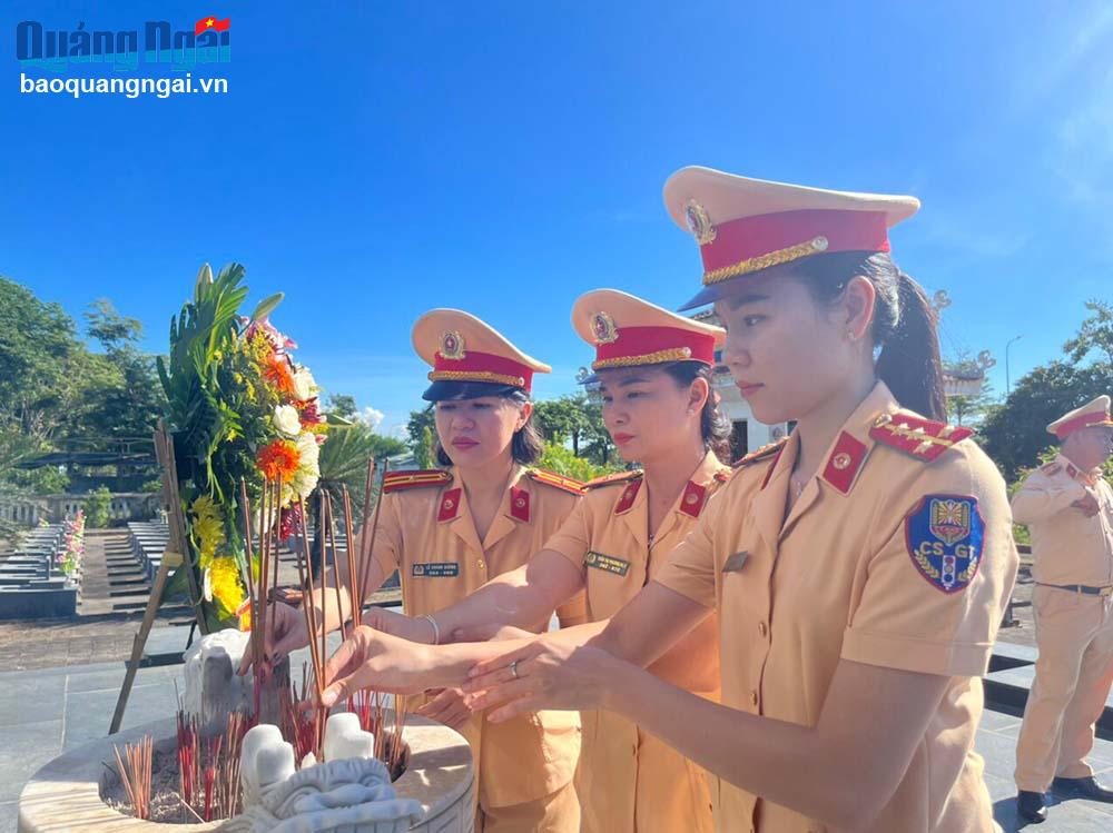 Cán bộ, chiến sĩ Phòng Cảnh sát giao thông Công an tỉnh thắp hương tri ân các anh hùng liệt sĩ tại nghĩa trang liệt sĩ trên địa bàn xã Tịnh Phong (Sơn Tịnh).