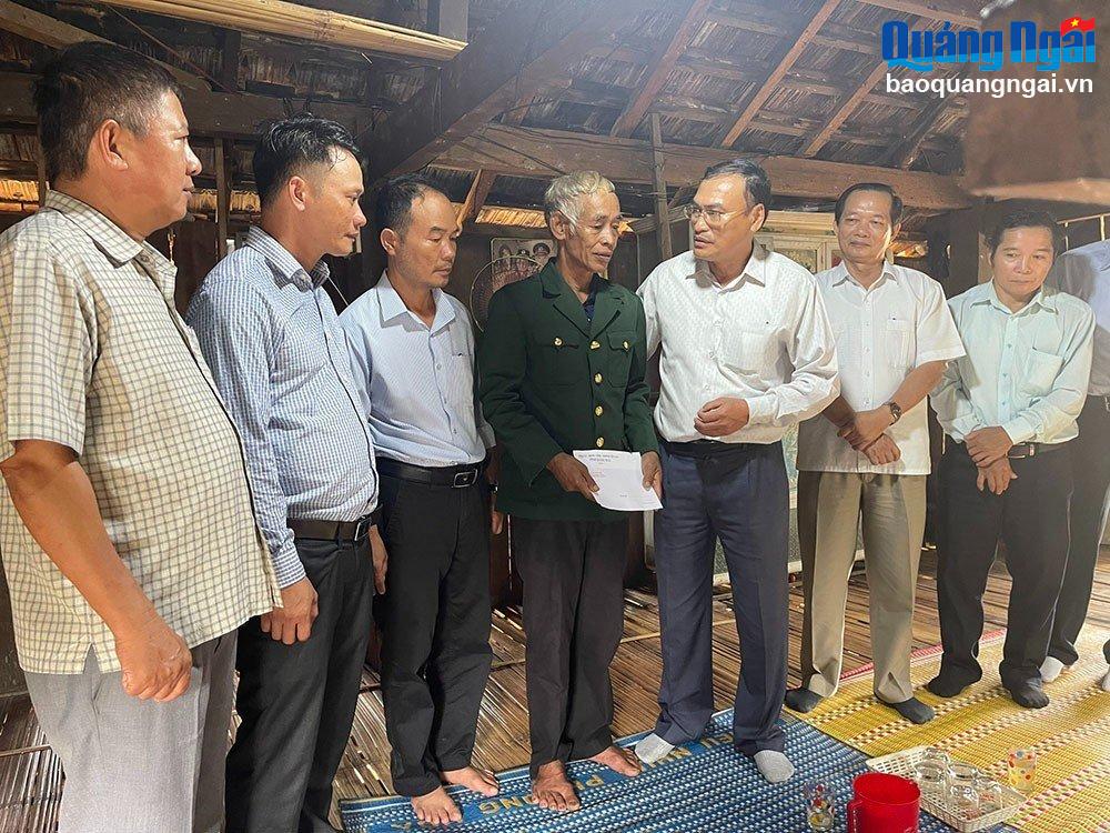 Chủ nhiệm Ủy ban Kiểm tra Tỉnh ủy Võ Văn Quỳnh tặng quà cho hộ gia đình chính sách Đinh Văn Trờ ở xã Sơn Lập.