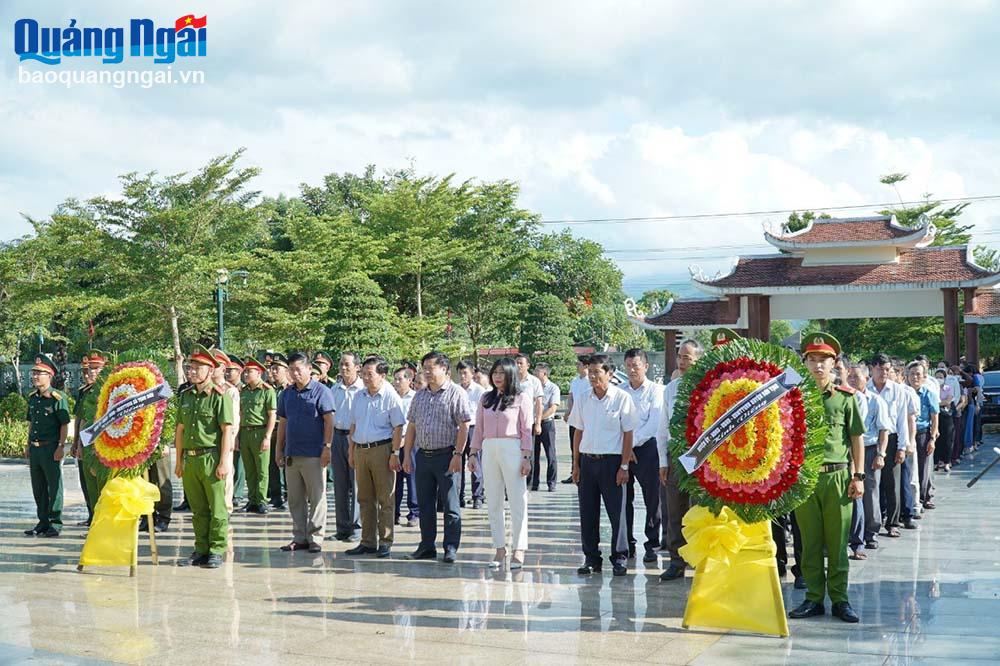 •	lễ viếng, dâng hương tại Đền tưởng niệm liệt sỹ huyện.