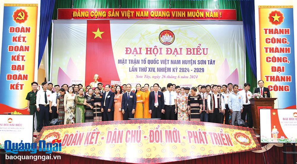 Ủy viên Ủy ban MTTQ Việt Nam huyện Sơn Tây khóa XIV, nhiệm kỳ 2024 - 2029 ra mắt tại đại hội. 
Ảnh: THANH KHÁNH