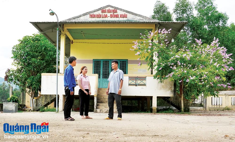 Anh Phạm Văn Tuấn (bên phải) trò chuyện với người dân tại Nhà văn hóa thôn Gò Loa - Đồng Xoài, xã Ba Cung (Ba Tơ). 
Ảnh: T.HẬU