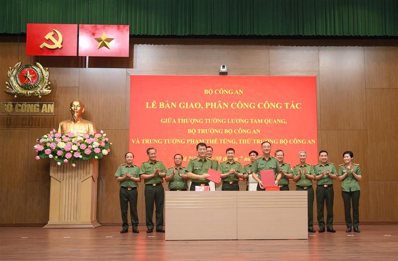 Lễ bàn giao, phân công công tác giữa Bộ trưởng Lương Tam Quang và Thứ trưởng Phạm Thế Tùng