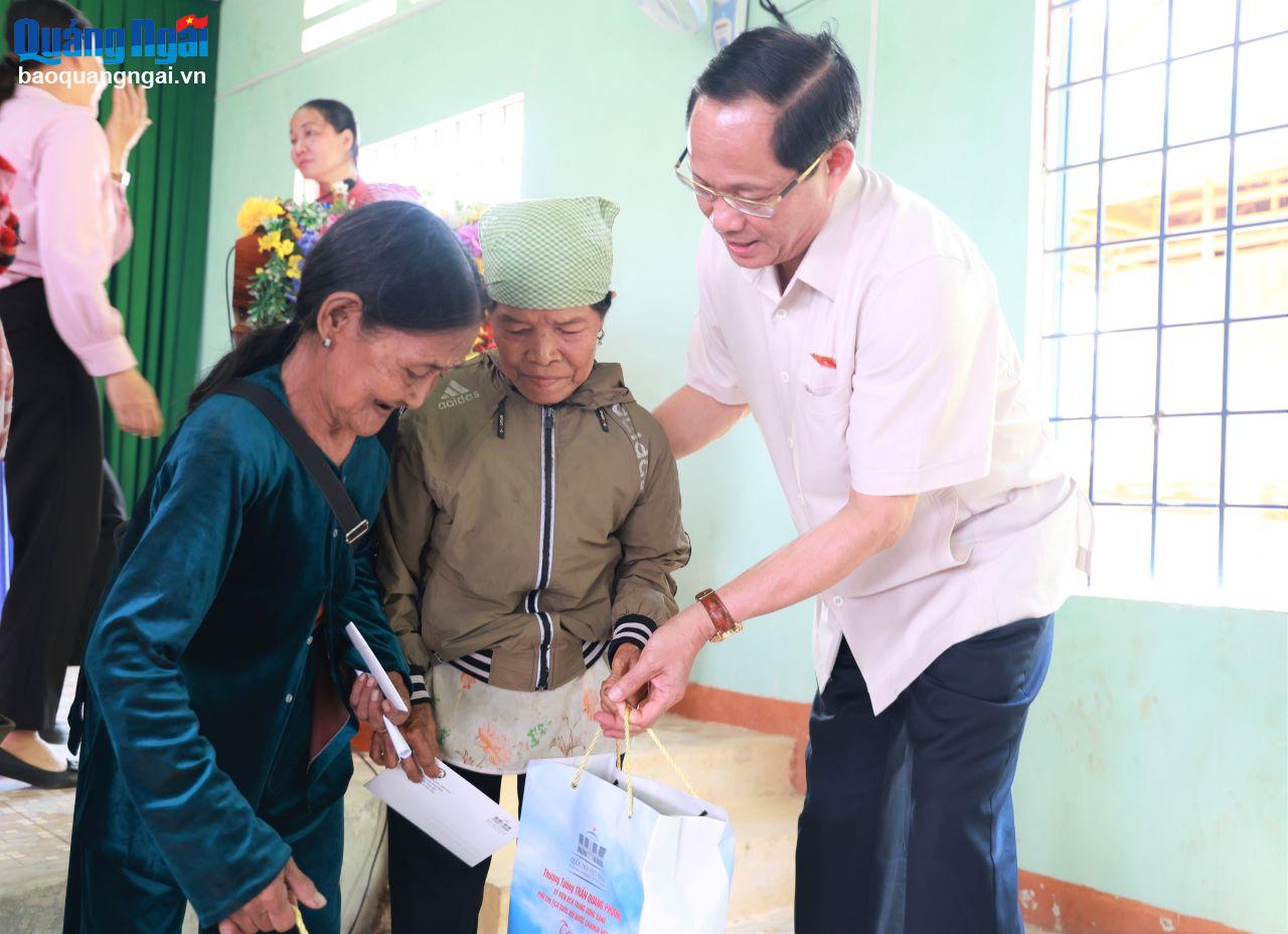 Thượng tướng Trần Quang Phương, Ủy viên Trung ương Đảng, Phó Chủ tịch Quốc hội trao quà cho các hộ gia đình khó khăn.