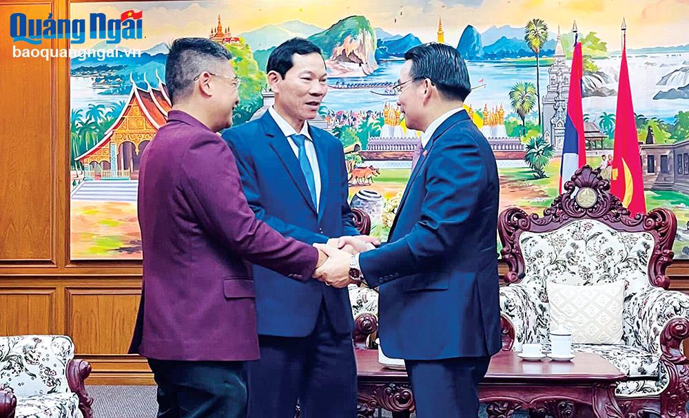 Cuộc gặp gỡ giữa Chủ tịch Ủy ban MTTQ Việt Nam tỉnh  Võ Thanh An với Ủy viên Trung ương Đảng Nhân dân Cách mạng Lào, Bí thư, Tỉnh trưởng tỉnh Champasak Vilayvong Boutdakham (bên phải), tại Lào (tháng 7/2023).                                                                                       Ảnh: PV