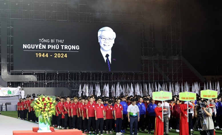 Toàn thể đại biểu, vận động viên và lực lượng làm nhiệm vụ dành 1 phút để tưởng niệm và tri ân công lao của Tổng Bí thư Nguyễn Phú Trọng đối với ngành giáo dục và toàn thể nhân dân - Ảnh: VGP/Đức Tuân