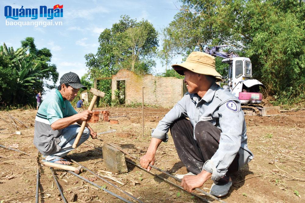 Người dân thôn Ngọc Thạch, xã Tịnh An đến xây nhà giúp anh Hoàng Tèo.
