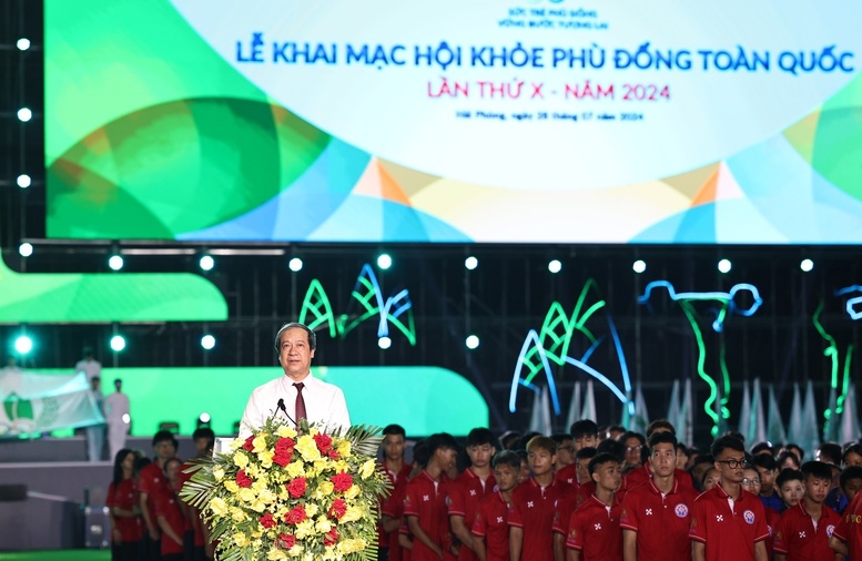 Bộ trưởng Bộ Giáo dục và Đào tạo Nguyễn Kim Sơn giao nhiệm vụ cho tất cả các vận động viên học sinh, các trọng tài và ban tổ chức... - Ảnh: VGP/Đức Tuân