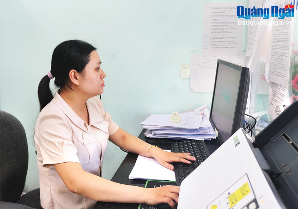 Chị Võ Thị Anh Thư - nhân viên Chi nhánh Văn phòng Đăng ký đất đai 
huyện Minh Long giải quyết hồ sơ trực tuyến.	