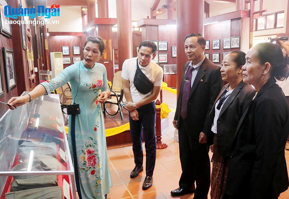Đoàn công tác của Ủy ban Mặt trận Lào xây dựng đất nước tỉnh Attapeu nghe giới thiệu về cuộc đời và sự nghiệp cố Thủ tướng Phạm Văn Đồng.  Ảnh: TL