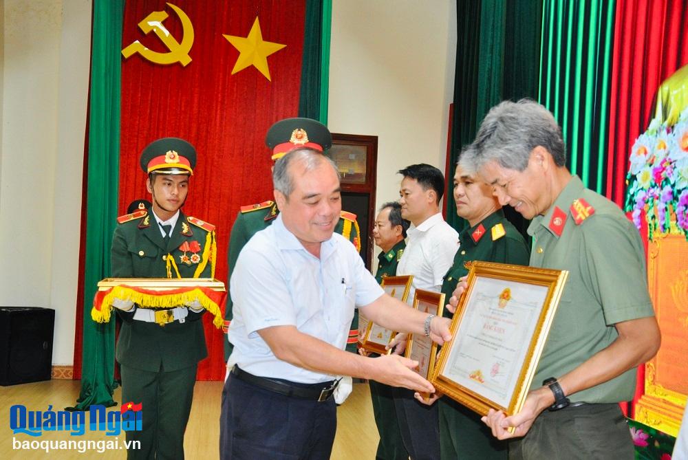 Phó Chủ tịch Thường trực UBND tỉnh Trần Hoàng Tuấn trao Bằng khen của Chủ tịch UBND tỉnh cho các tập thể có thành tích xuất sắc trong 5 năm thực hiện Nghị định số 21.