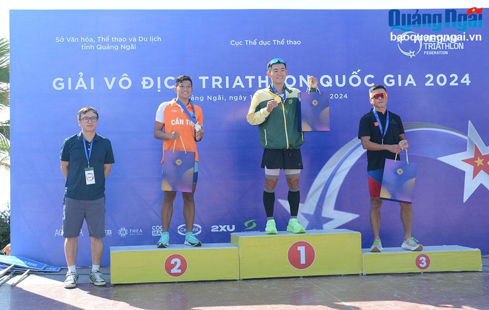 Ban tổ chức trao giải cho các vận động viên đoạt giải ở nội dung Triathlon Sprint nam.