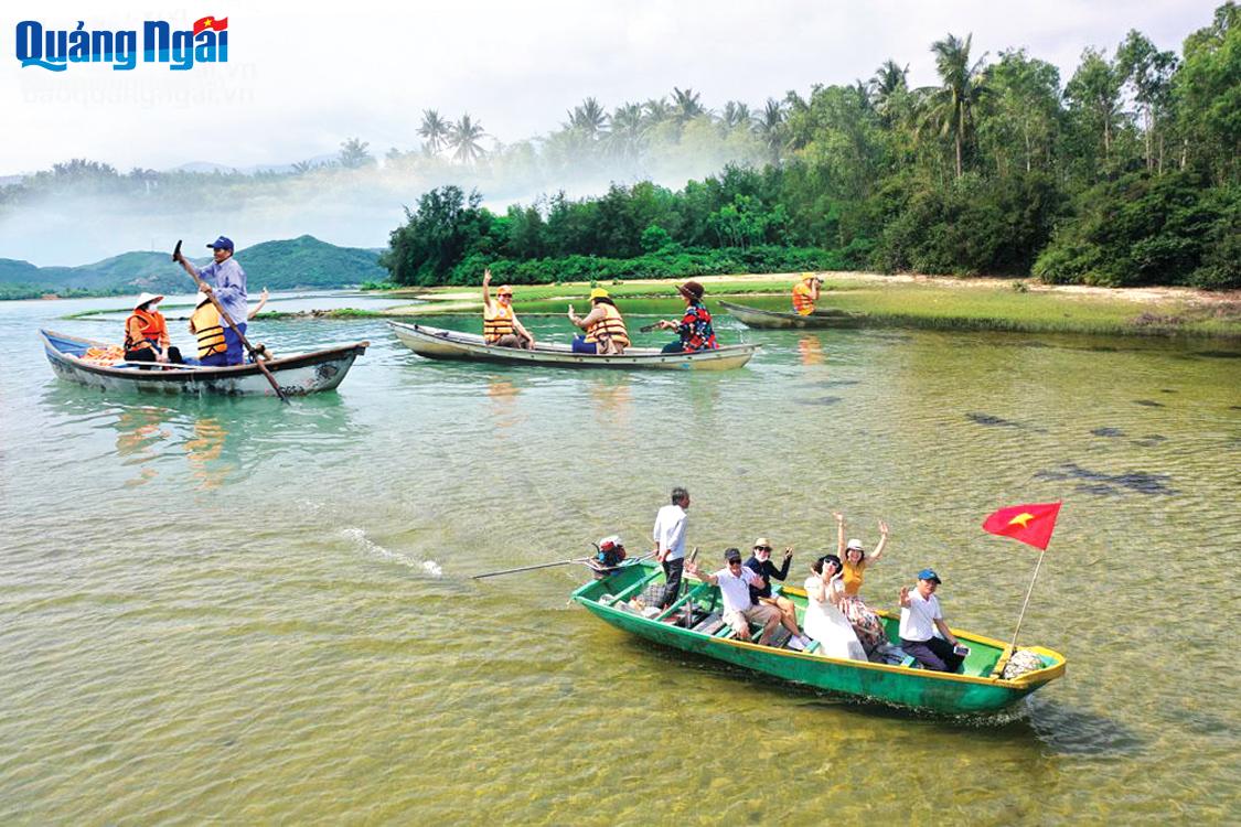 Du khách tham quan đầm An Khê (xã Phổ Khánh, TX.Đức Phổ). 