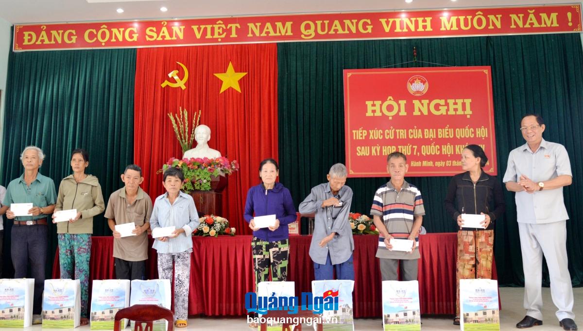 
Thượng tướng Trần Quang Phương, Ủy viên Trung ương Đảng, Phó Chủ tịch Quốc hội trao quà cho các gia đình chính sách, khó khăn ở xã Hành Minh.