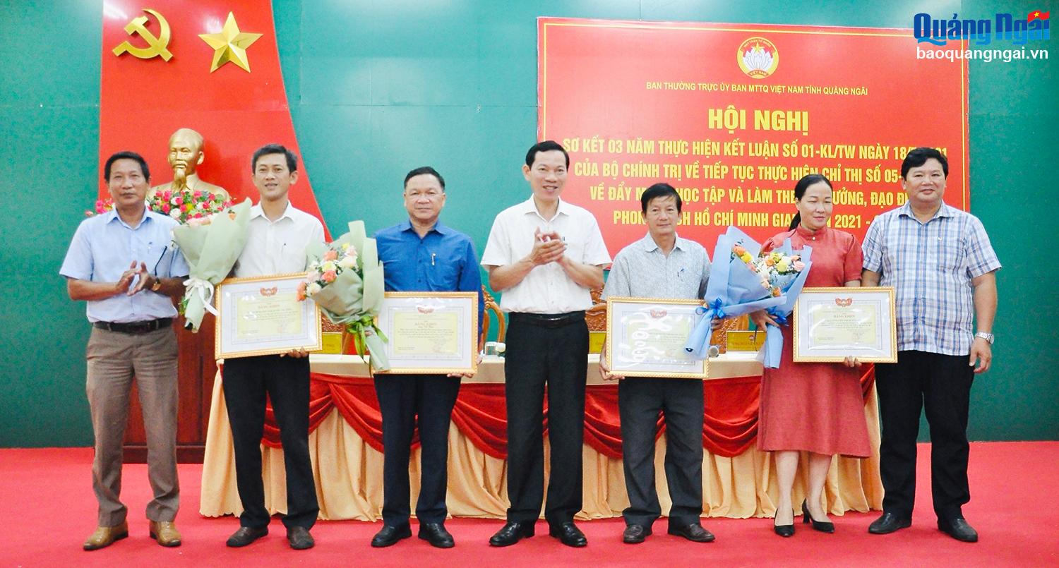 Tặng Bằng khen của Ủy ban MTTQ Việt Nam tỉnh cho các tập thể, cá nhân đã có thành tích xuất sắc trong học tập và làm theo tư tưởng, đạo đức, phong cách Hồ Chí Minh giai đoạn 2021 - 2023. Ảnh: HIỀN THU