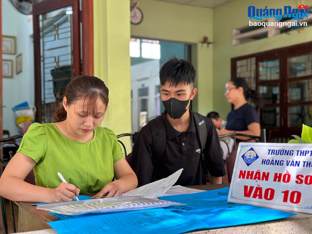 Trường THPT Hoàng Văn Thụ (TP.Quảng Ngãi) đang thu nhận hồ sơ tuyển sinh vào lớp 10, sẽ hoàn tất công tác tuyển sinh vào cuối tháng 7 tới.