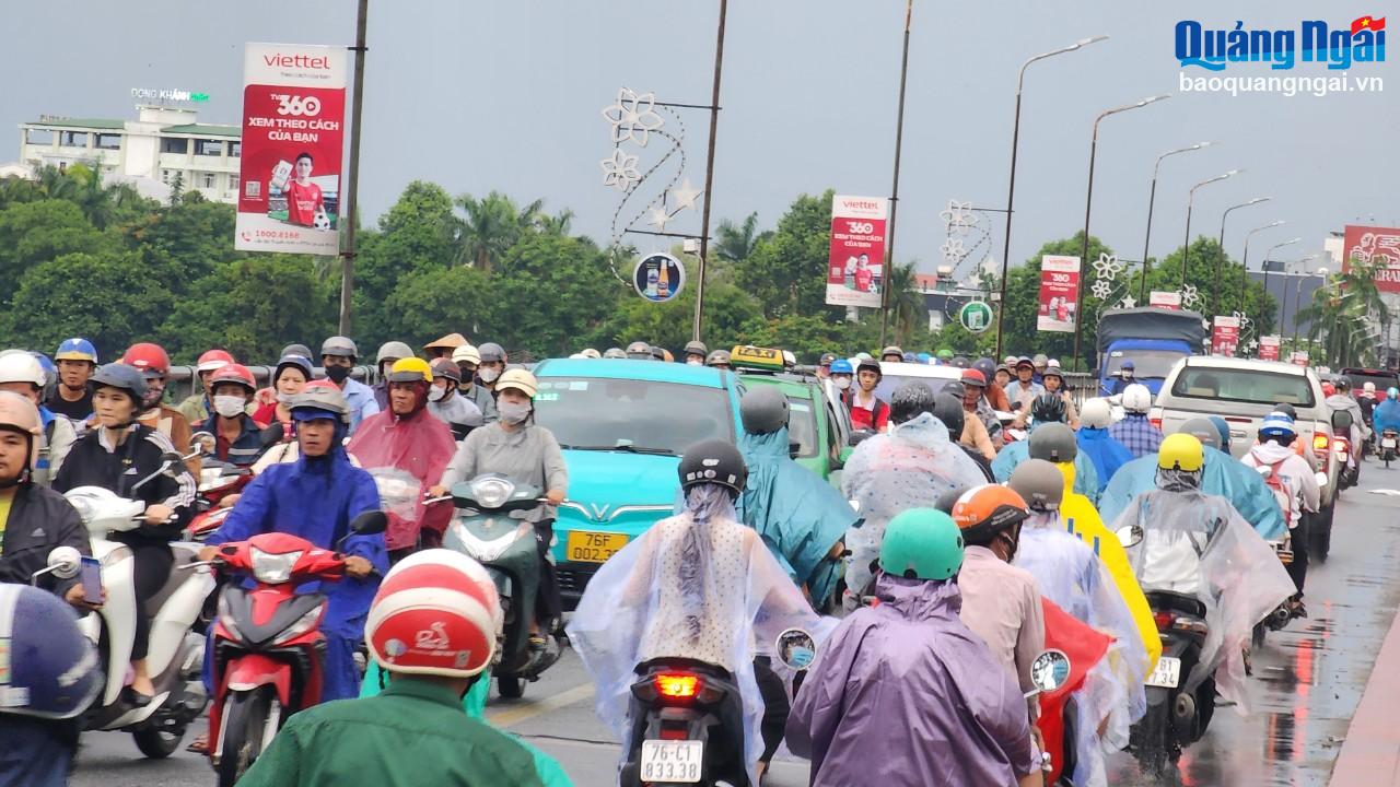 Tình trạng kẹt xe trên cầu Trà Khúc 1 vào ngày 18/7 trong quá trình phân luồng giao thông, sửa chữa cầu Trà Khúc 2.