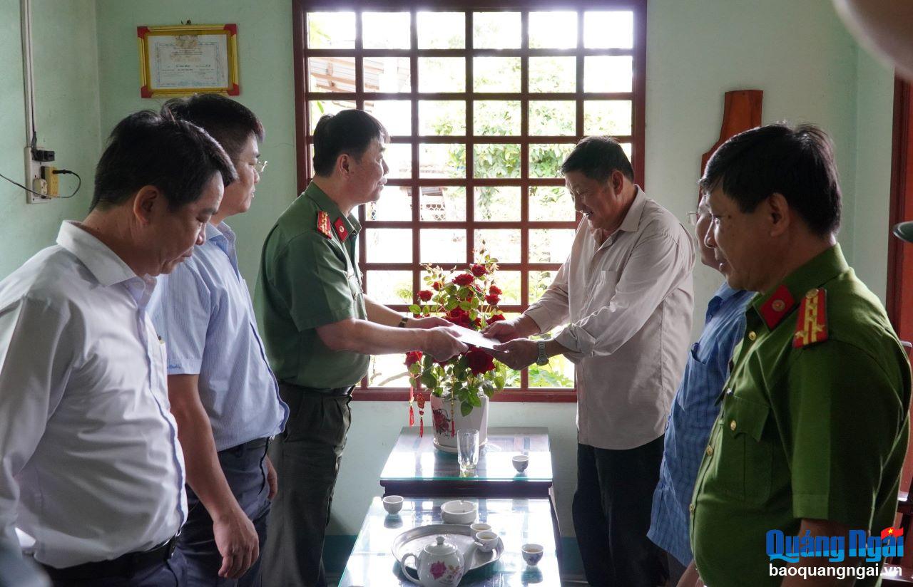 Đại tá Phan Công Bình thăm, tặng quà thương binh Tô Đức Hòa, ở tổ dân phố An Thường, phường Phổ Hòa (TX.Đức Phổ).