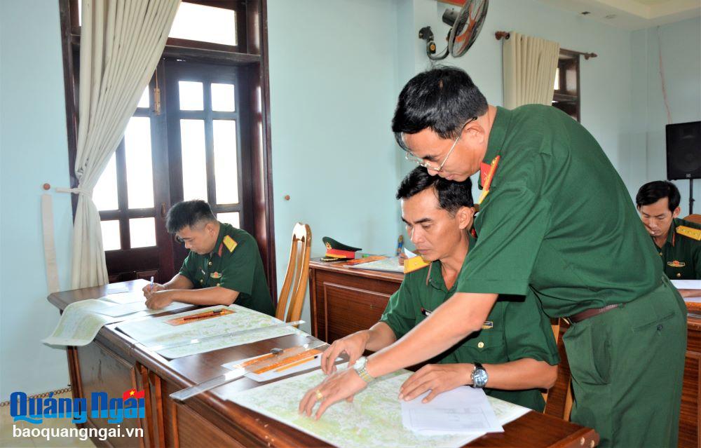 Cục Bản đồ kiểm tra công tác huấn luyện địa hình quân sự tại Bộ CHQS tỉnh