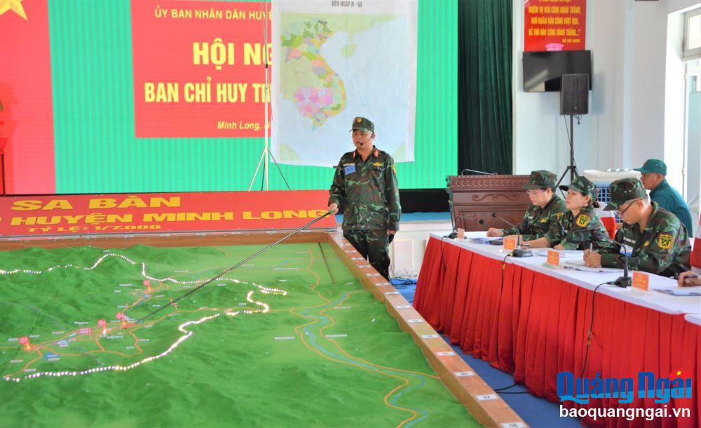 Trung tá Nguyễn Hoài Phát, Chỉ huy trưởng Ban Chỉ huy Quân sự huyện Minh Long báo cáo tại buổi diễn tập.