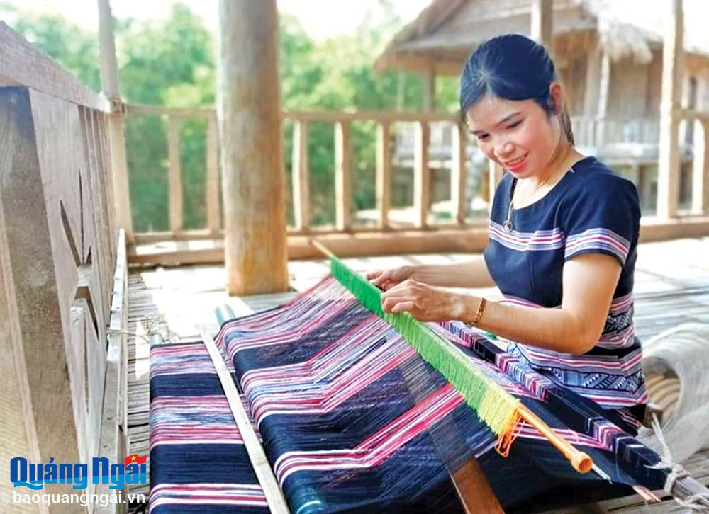 Chị Phạm Thị Sung, ở thôn Làng Teng, xã Ba Thành (Ba Tơ) miệt mài giữ nghề dệt truyền thống của đồng bào Hrê.  
	                 Ảnh: T.S