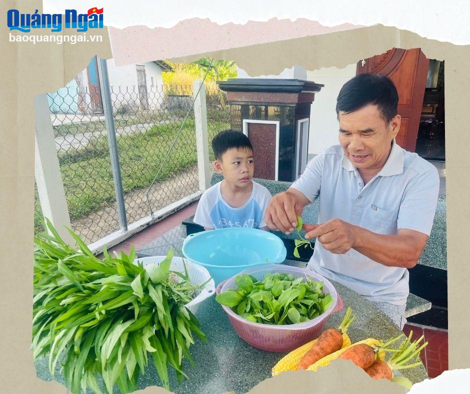 Ông Trà Văn Ngàn, ở phường Nguyễn Nghiêm (TX.Đức Phổ), luôn dành thời gian chăm lo bữa ăn cho gia đình.