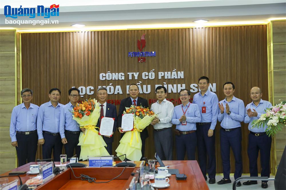 Ông Lê Xuân Huyên - Phó Tổng Giám đốc Petrovietnam cùng Ban lãnh đạo BSR trao các quyết định bổ nhiệm, tặng hoa chúc mừng cho 2 Phó Tổng Giám đốc BSR.

