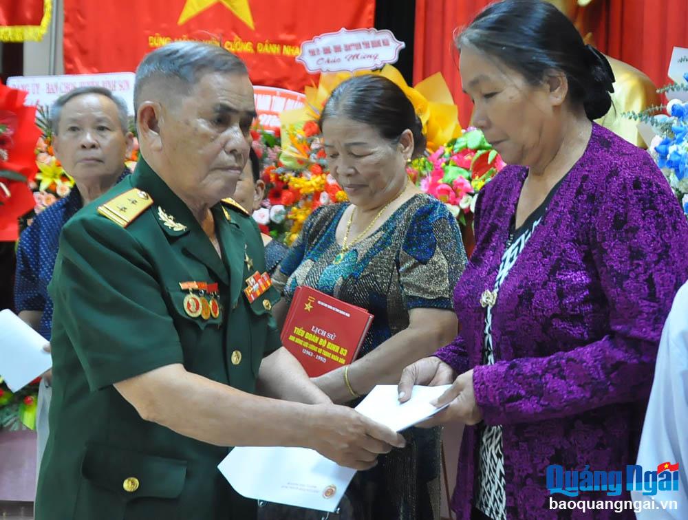Anh hùng lực lượng vũ trang nhân dân Ngô Thanh Trang, nguyên Chính trị viên, Trưởng Ban liên lạc Tiểu đoàn 83 tặng quà cho thân nhân cựu chiến binh của tiểu đoàn.