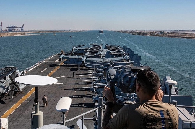 Tàu tấn công đổ bộ USS Bataan đi qua kênh đào Suez, Ai Cập. (Ảnh: Hạm đội 5 Hải quân Mỹ)