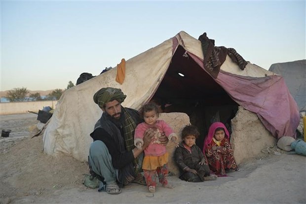 Người dân tại trại tị nạn ở Qala-i-Naw, tỉnh Badghis (Afghanistan). Ảnh: AFP.