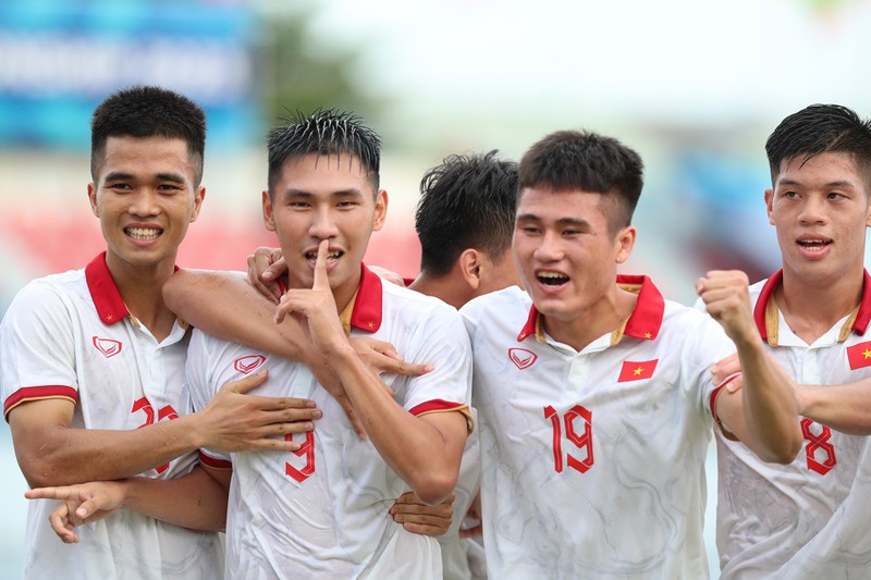Thắng U23 Lào 4-1, U23 Việt Nam ra quân thuận lợi