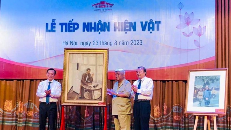 Tiếp nhận bức tranh sơn dầu Bác Hồ viết Tuyên ngôn độc lập của họa sĩ Văn Giáo do ông Đoàn Văn Đức (ngoài cùng bên phải) hiến tặng.