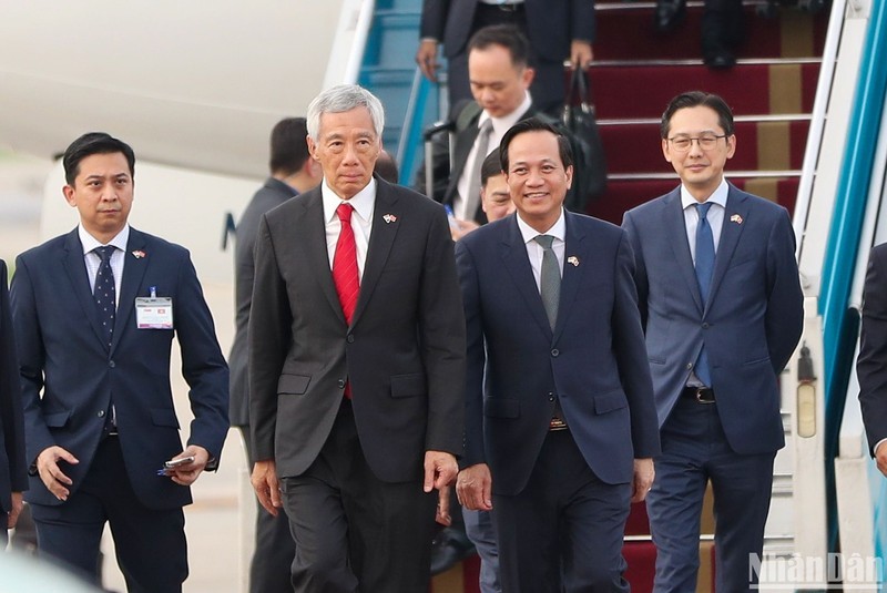 Bộ trưởng Lao động, Thương binh và Xã hội Đào Ngọc Dung đón Thủ tướng Singapore Lý Hiển Long tại sân bay quốc tế Nội Bài.
