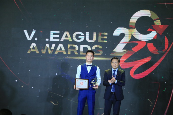 Hoàng Đức nhận giải thưởng Cầu thủ xuất sắc nhất V-League 2023 trong trang phục thanh lịch