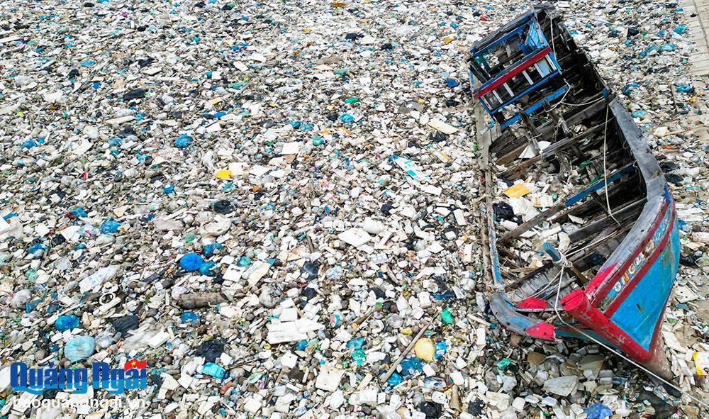 Ngoài rác sinh hoạt còn có rác từ những xác tàu vô chủ và nước thải trong quá trình khai thác, chế biến hải sản của người dân.