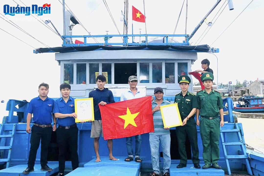 Tặng ảnh Bác Hồ và cờ Tổ quốc cho ngư dân.