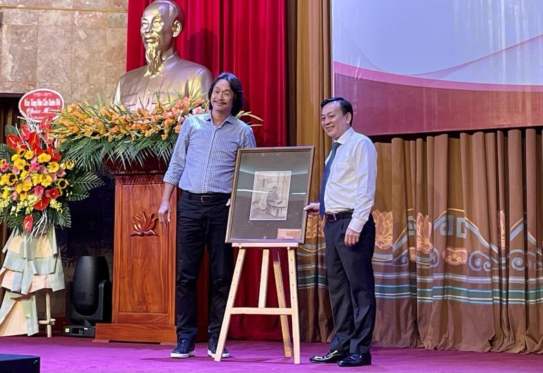 Tiếp nhận phác thảo Bác Hồ viết Tuyên ngôn độc lập của họa sĩ Văn Giáo do ông Nguyễn Văn Đức (bên trái) hiến tặng.