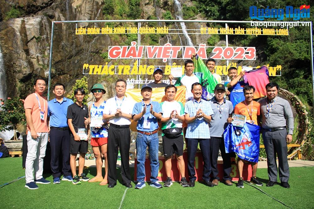 Ban tổ chức trao giải cho các vận động viên ở cự ly 21km.
