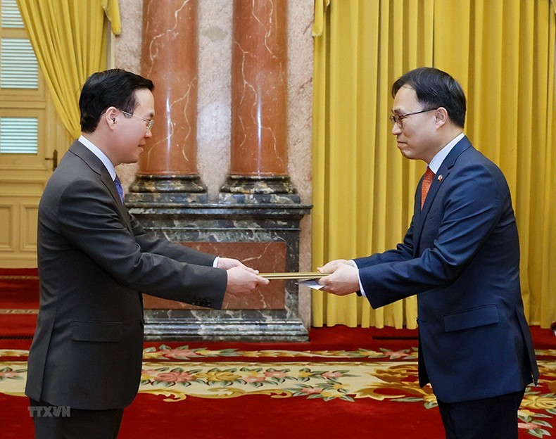 Đại sứ Hàn Quốc Choi Young Sam (bên phải) trình Quốc thư lên Chủ tịch nước Võ Văn Thưởng. (Ảnh: TTXVN)
