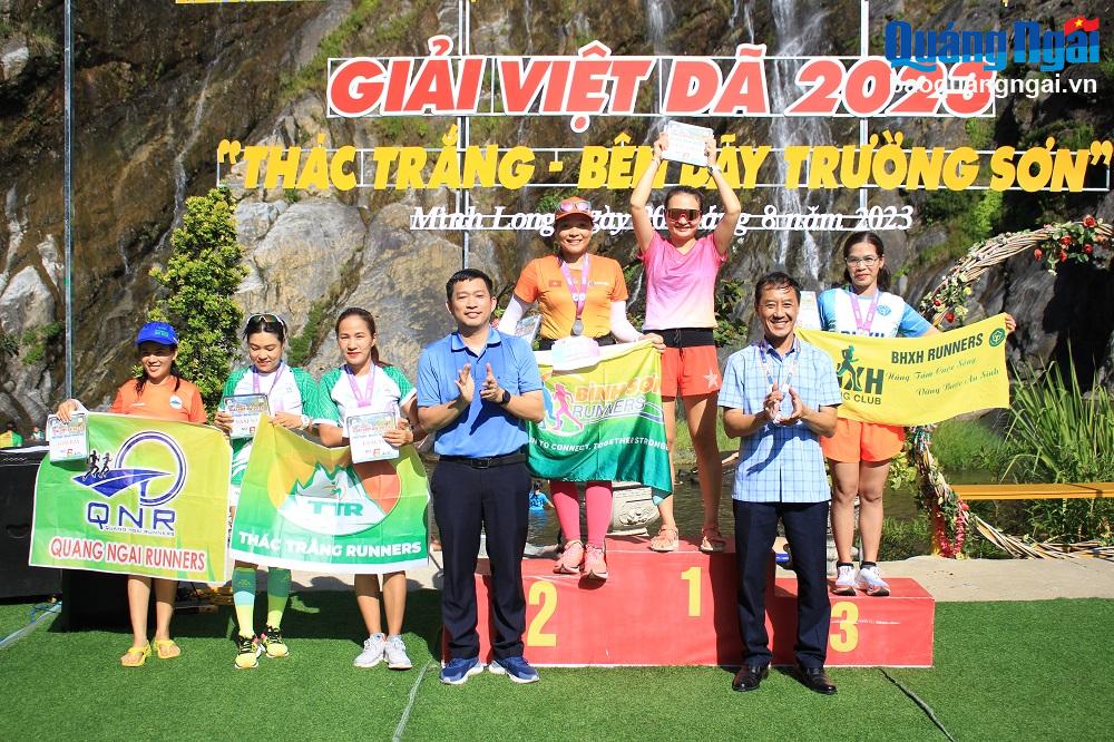 Ban tổ chức trao giải cho các vận động viên ở cự ly 6km.