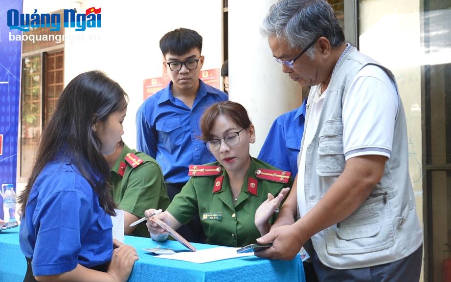 Đoàn viên thanh niên phường Lê Hồng Phong (TP.Quảng Ngãi) hướng dẫn người cao tuổi kích hoạt tài khoản định danh điện tử.