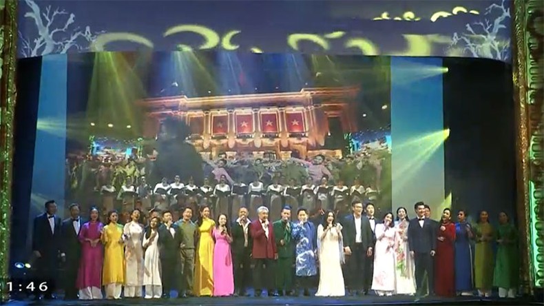 Ca sĩ các thế hệ trình bày ca khúc Đàn chim Việt khép lại chương trình.
