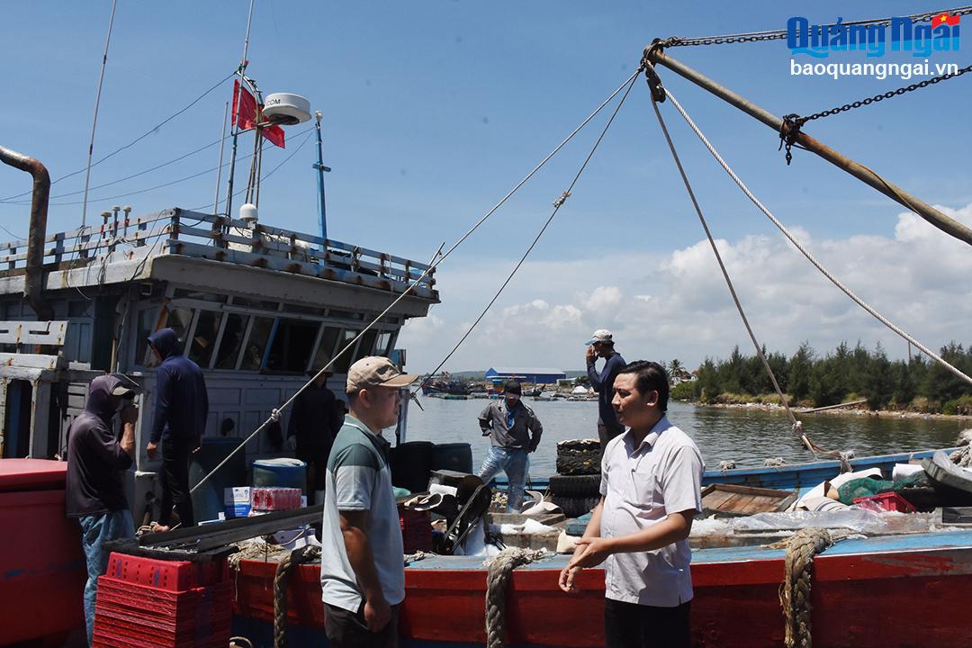 Cán bộ xã Bình Châu (Bình Sơn) tuyên truyền cho chủ cơ sở bến cá tư nhân trên địa bàn về chống khai thác IUU.