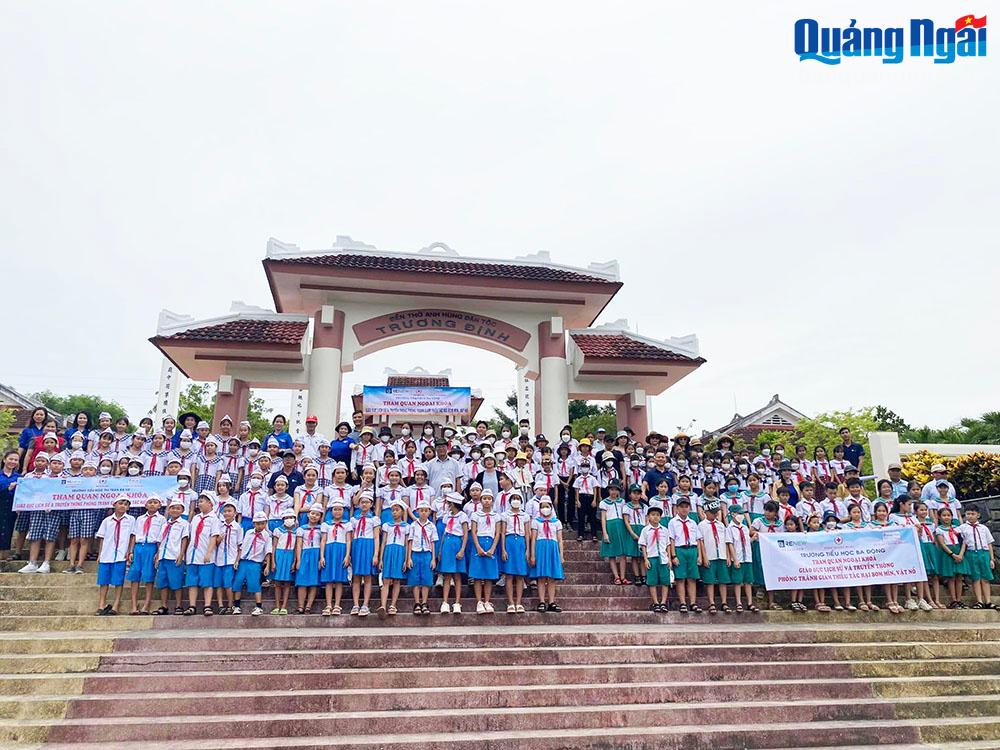 Cán bộ giáo viên và Học sinh tham quan tìm hiểu lịch sử tại Di tích lịch sử quốc gia Đền thờ Trương Định