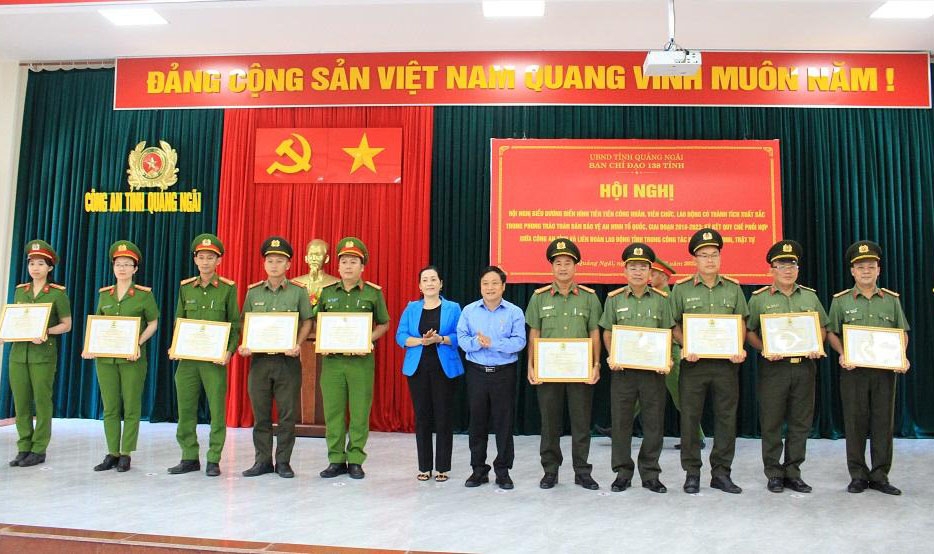 Phó Bí thư Tỉnh ủy Đinh Thị Hồng Minh và Chủ tịch LĐLĐ tỉnh Nguyễn Phúc Nhân trao giấy khen cho các tập thể và cá nhân.
