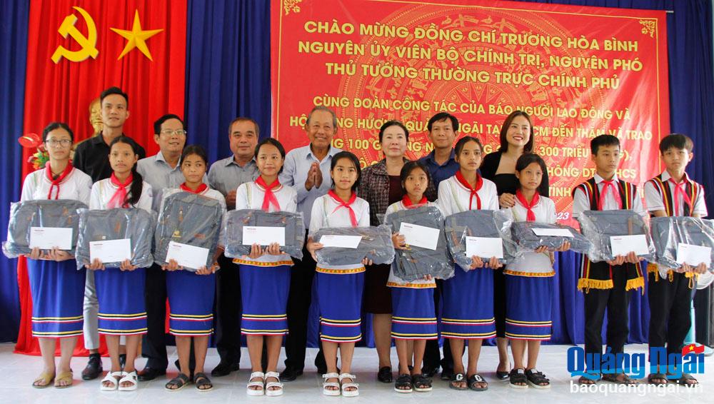 Nguyên Ủy viên Bộ Chính trị, Nguyên Nguyên Phó Thủ tướng Thường trực Chính phủ Trương Hòa Bình cùng đoàn công tác trao tặng học bổng cho học sinh





