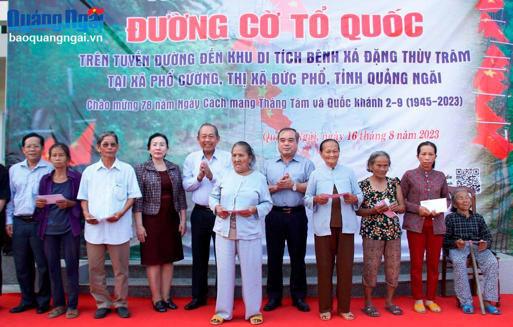 Nguyên Phó Thủ tướng Thường trực Chính phủ Trương Hòa Bình cùng đoàn công tác tặng quà người dân xã Phổ Cường