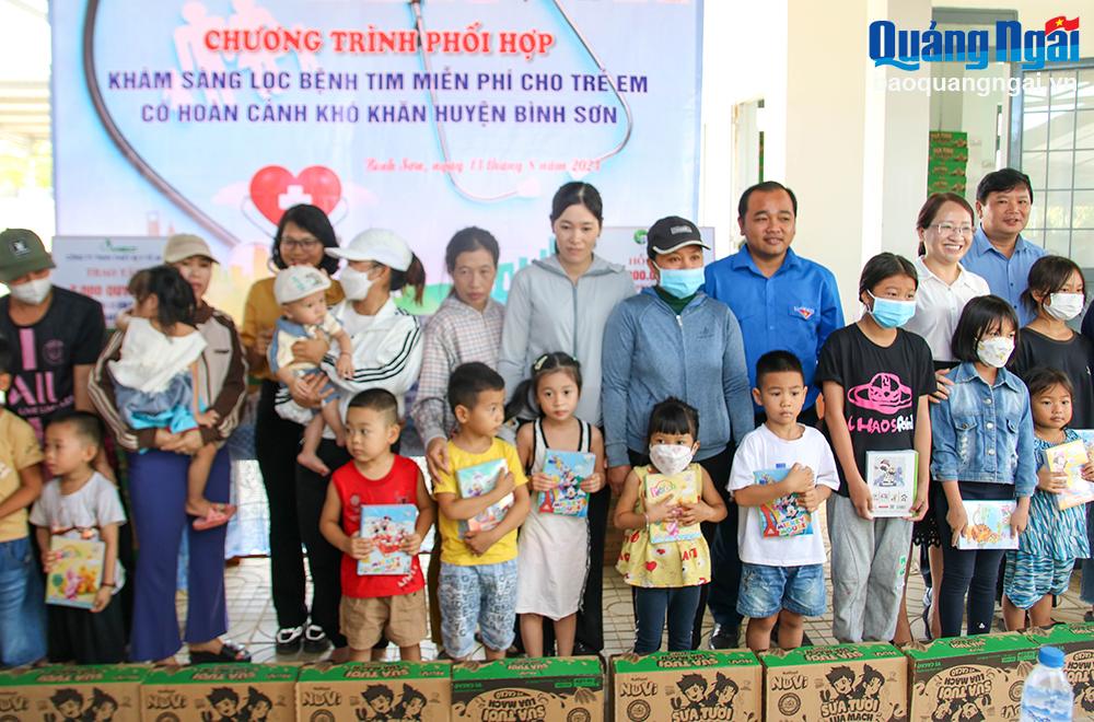 Trao quà cho trẻ em có hoàn cảnh khó khăn trên địa bàn huyện Bình Sơn.