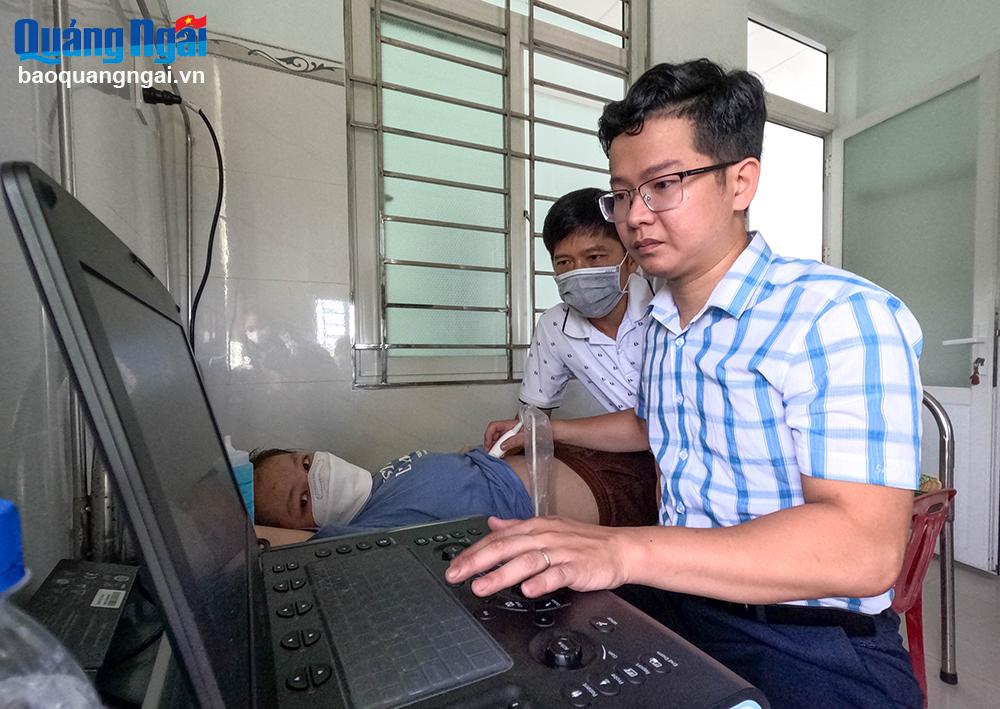 Khám sàng lọc bệnh tim miễn phí cho trẻ em nghèo tại huyện Bình Sơn. Các trường hợp phát hiện bị bệnh tim bẩm sinh sẽ được hỗ trợ hoàn toàn kinh phí điều trị, phẫu thuật.